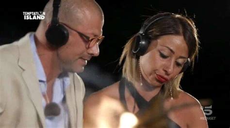 Temptation island 2020, il tanto atteso bacio sembrerebbe essere arrivato. Temptation Island | Alessandro e Sofia al falò: il finale ...