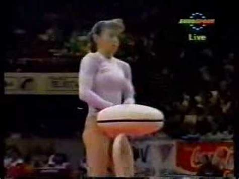 She had to be carried to the podium to accept her gold medal with her teammates before heading to hospital. Kerri Strug 1992 Worlds Semi-Finals VTs - YouTube