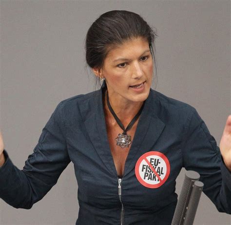 Aber warum greift sie noch mal an? Sahra Wagenknecht: "Angela Merkel zerstört mit ihrem Kurs ...