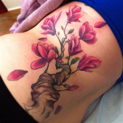 Los diseños más habituales para ella son las rosas, las plumas, las flores de loto y diferentes animales, siendo un estilo muy original y atractivo la acuarela, que puede dar origen a fondos difuminados y diseños cargados de realismo. Pink Magnolia | Tatuaje de flores en la espalda, Diseños ...