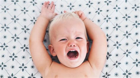 Drying and dressing your newborn after a bath: How long after a bath can a baby go outside ...