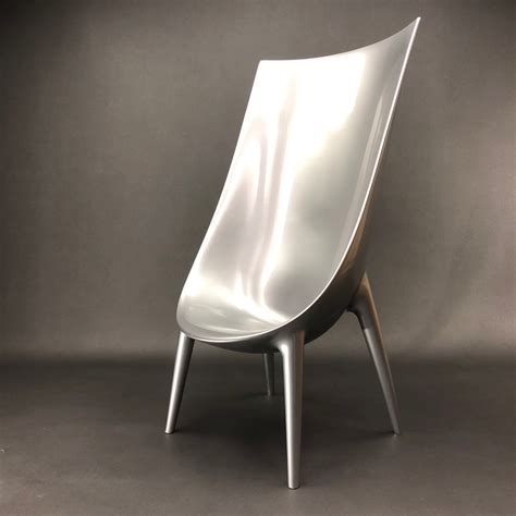 Si caprice se démarque par son design iconique et distinctif, passion réinterprète sa fabrication et ses finitions en créant un petit fauteuil accueillant et confortable. Fauteuil Out/In Philippe Starck & Eugeni Quitllet pour ...