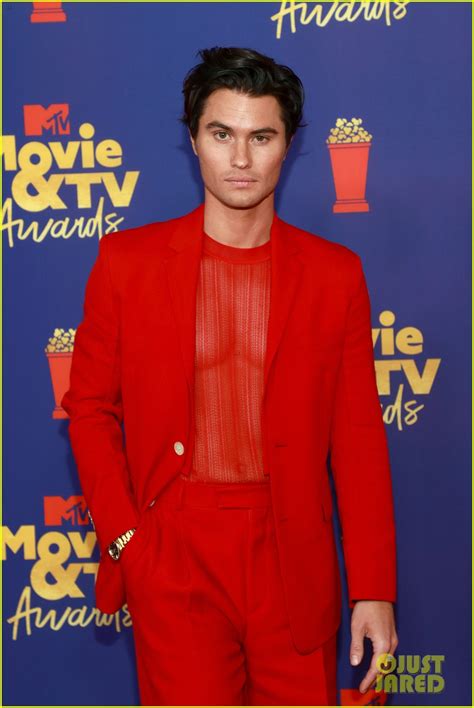 Know famedstar chase stokes info such as his biography, wiki, body statistics, height, weight chase stokes is an american famed star who is best known for his role as john b in the netflix. Outer Banks' Madelyn Cline & Chase Stokes Meet Up With Co ...