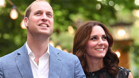 Aus diesem grund hat das herzogpaar von cambridge bisher im video oben seht ihr die fotos von kate mit ihrem papa michael middleton und von william mit seinem vater prinz charles. Herzogin Kate und Prinz William: Alles über das dritte ...