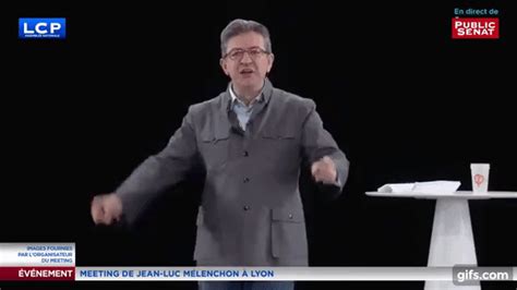 Un exploit qu'on a déjà connu pour 2pac ou claude françois mais qu'on n'imaginait pas chez un homme politique français, c'est trop le turfu. Jean-Luc Mélenchon se dédouble en hologramme à Paris ...