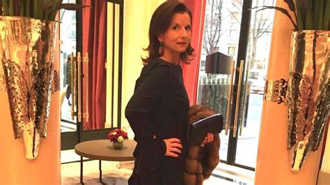 Claudia obert bezeichnet sich selbst gerne als lebefrau, dolce vita oder grande dame. "Jubeln alle": Claudia Oberts Umfeld feiert ihre ...