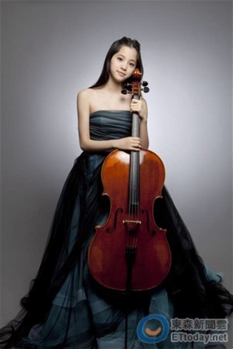 Taiwan's 15 years old beautiful cellist ouyang nana(歐陽娜娜) will be making her debut in japan with the stage name nana. 2 |歐陽娜娜華服裡的秘密 比大提琴還重的13公斤禮服曝光 | 藝人 | ETtoday圖集 | ETtoday 新聞雲