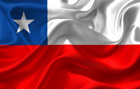 La bandera nacional de chile, también popularmente llamada la estrella solitaria se conforma de dos franjas horizontales, siendo la se dice que los olores derivan de las antiguas banderas mapuches, y así han existido notables variantes en la bandera, pero la oficial se instituyó en el año 1817. Bandera de Chile: Historia, significado, poema, aymara y mas