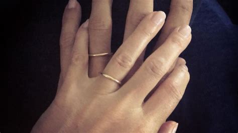 Check spelling or type a new query. Erstes Foto nach der Hochzeit: Gwyneth Paltrow zeigt Ringe ...