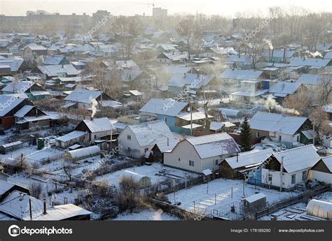 Dann kam die transsibirische eisenbahn und machte aus nowosibirsk die inoffizielle hauptstadt sibiriens. Nowosibirsk November 2017 Privater Wohnungsbau Rande Einer ...