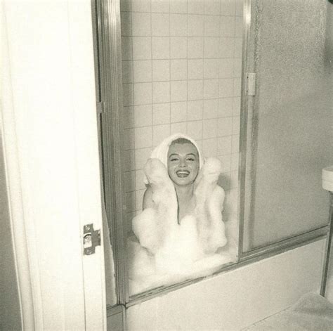 A quaint, brightly colored bathroom set for the fans of marilyn monroe! 1953 Dienes: Bath Image 10 of 33 | Marilyn monroe photos ...