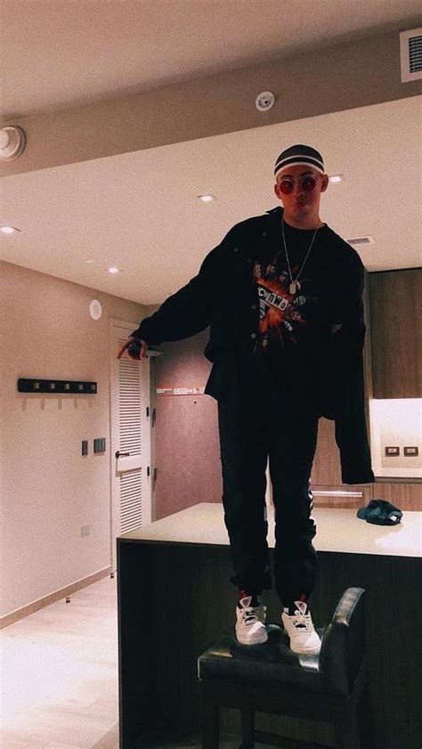 Bad bunny le demostró a sus seguidores que no está perdiendo el tiempo durante la cuarentena preventiva, pues ha aprovechado el sol para tener un buen bronceado y para que su novia le diera un masaje en su retaguardia. 👯‍♂️🤟🤩 | Bunny wallpaper, Bunny fashion, Bunny pictures