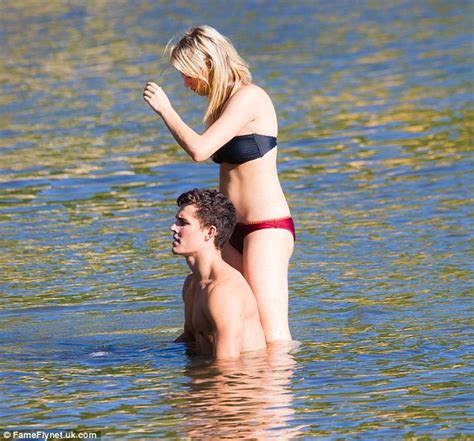 Kassandra clementi é uma atriz. Home and Away co-stars Kassandra Clementi and Andrew ...