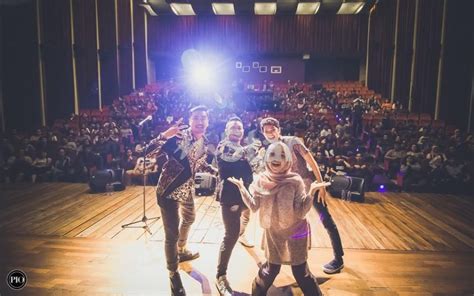 Menurut group digital director dentsu aegis network indonesia, grace amelia, ada empat platform yang menjadi acuan, yaitu youtube, facebook, google search, sampai instagram. Realitinya penonton suka lawak unsur lucah - Pelawak ...