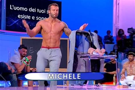 Uomini e donne, gemma contro sossio aruta: Uomini e Donne, Tina e i commenti cattivi alla sfilata