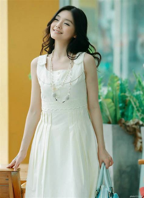 She is a celebrity movie actress. KONTES SEO: Barbie Hsu | Cute and Charming Candid Photos