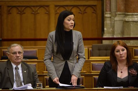 Tanúmeghallgatásokkal folytatódott demeter márta pere. Párjával nem politizál a Parlament legcsinosabb ...