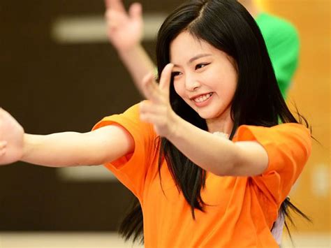 Jisoo mengambil handuk dan menghapus air mata rose. Jennie BLACKPINK Menangis Ketakutan di Episode Terbaru ...