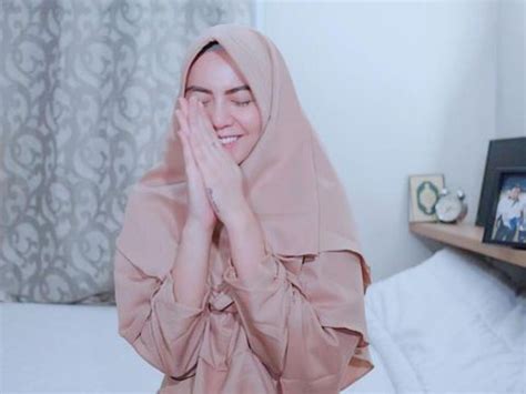 Selain itu, kami juga akan berbagi kata kata bijak islam dari para ulama besar dan tokoh islam dunia yang namanya sudah tidak asing lagi di telinga kita. Kisah Hijrah Ratu Rizky Nabila, Istri Cantik Bintang ...