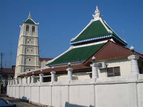 It dates to around the early 18th century, however there is reference to it being originally built in the 1400s. kopi-n-pes: Masjid Kampung Kling