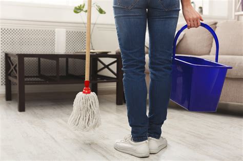 Once again pour enough laundry soap onto the stain, and then cover it up with some plastic. How to Remove Old Oil Stains From Garage Floor | Flow Wall