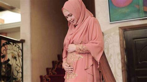 Siti nurhaliza kini tengah mengandung anak kedua. POPULER Kabar Bahagia dari Siti Nurhaliza, Kini Hamil Anak ...