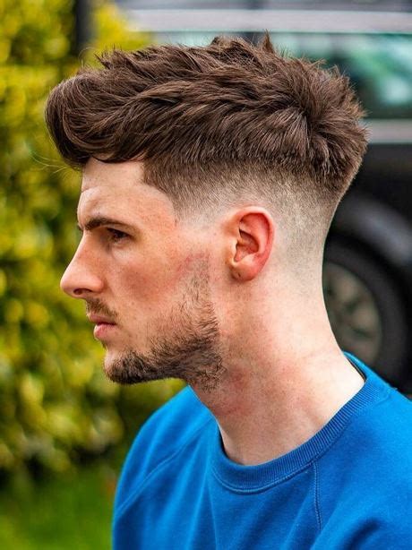 Many of the popular haircuts continue to be short undercut and fade cuts on the sides with medium to long hair on top. Haarstyle männer 2020