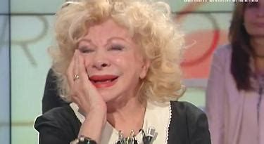 A questo forse dovrebbe rispondere anche lei. Sandra Milo, non solo sesso per pagare le tasse: a cosa la ...