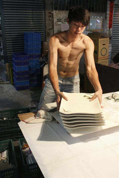 หลังจากได้รับโจทย์จากค่ายยักษ์ใหญ่อย่าง ''โตโฮ'' โปรดิวเซอร์ ''ชิจิ อาเบะ'' ไม่รอช้าชักชวนผู้กำกับฯ ยอดฝีมือที่รู้ใจกันมานานอย่าง ''ทาคาชิ ยามา. แชร์สนั่น พ่อค้าขายขนมหล่อแซ่บ อวดซิกแพคกล้ามล่ำ ฉายา ทาเคชิ 2