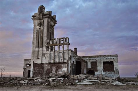 Crear contenido a partir de plantillas. POR TIERRA POR LA TIERRA: Epecuén, el pueblo hundido que ...