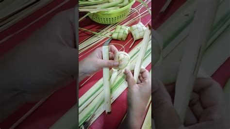 Untuk kamu yang ingin praktis, tentu bisa membeli kulit namun, jika kamu tertarik ingin membuat dan menganyam kulit ketupat sendiri, kamu bisa kok mempelajari caranya. CARA- CARA MENGANYAM ketupat - YouTube