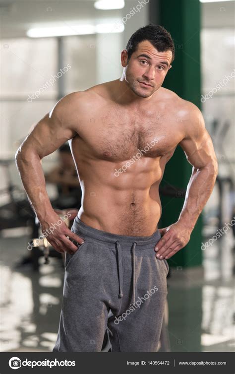 Monster stud plows karvane hipster | pole mingit põhjust settida midagi, mida sa oled näinud enne. Hairy Muscular Man Flexing Muscles In Gym — Stock Photo ...