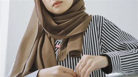 Stylish hijab modest fashion hijab modern hijab fashion casual hijab outfit hijab fashion inspiration islamic fashion muslim fashion mode inspiration look fashion. OOTD Hijab Simple Gita Savitri yang Cocok Banget Dipakai ...