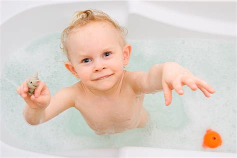 Drag the baby into the bath. Help! My baby wants to stand up during bath time - Kinedu Blog