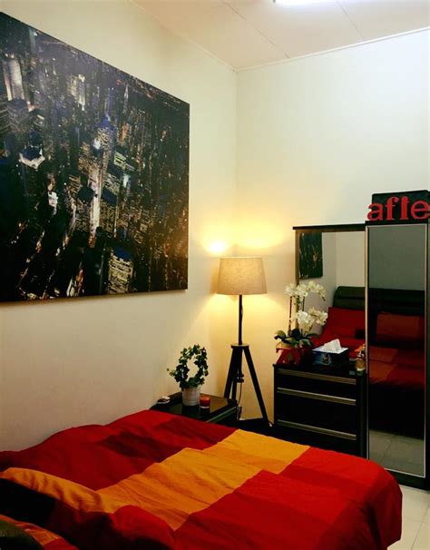 Bilik utama dilengkapi katil queen, aircond, kipas dan tandas. Dekorasi Bilik Tidur Bujang | Desainrumahid.com