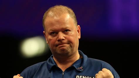 Von raymond van barneveld bekommst du viel verschiedene darts, da dieser darter schon seit mehr als 20 jahren auf topniveau spielt. PDC World Darts Championship: Raymond van Barneveld wins thriller against emotional Stephen ...