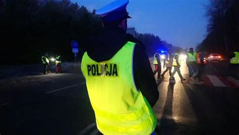 Jeżeli chcesz oglądać inne fotografie w tej galerii zdjęć wróć do niej i wybierz inne zdjęcia. Bełchatów. Kibice GKS Bełchatów blokują drogi. RUCH ...
