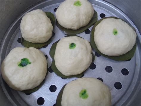 They are considered one of traditional kuih for breakfast and teatime. Housewife N Famili: Kuih pau dan pau goreng(resepi sama)