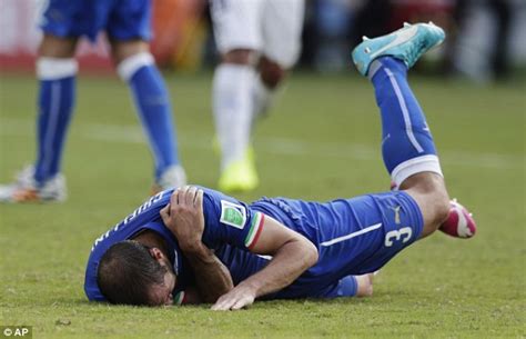 I neroazzurri toscani hanno nominato il fratello del centrale della juventus per il delicato ruolo di direttore sportivo. Italy 0-1 Uruguay: Luis Suarez appears to BITE Giorgio ...