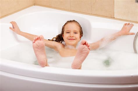Er erwischt seine nackte tante in der dusche und sie ficken am ende. Kind in der Badewanne stockfoto. Bild von kaukasisch ...