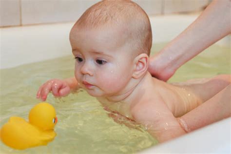 Stick to bathing your infant every other day or so to. Cómo bajar la fiebre en niños: tratamiento y remedios ...