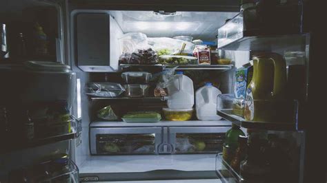 Per conservare le fragole in frigo, scegliete un contenitore per alimenti largo e pulito, di plastica o, ancor meglio, di vetro. Conservare cibi in frigo | come comportarsi in estate | le ...