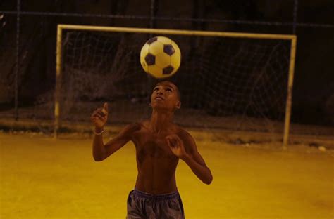 Cuatro mundiales de clubes, tres supercopas de europa, cinco. Imagen De Niños Jugando Futbol En El Barrio / La Metafora ...