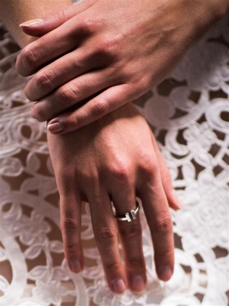 Cincin tunangan tangan kanan atau kiri. Harga Cincin Tunangan: Cincin Tunangan Tangan Kanan atau ...