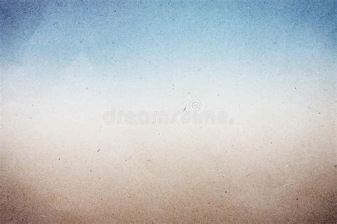 Die meisten menschen malen bilder und grafiken auf leinwand, aber wusstest du, dass du auch papier daran befestigen kannst? Wasserfarbe Gemalt Auf Aufbereitetem Papier. Stockfoto ...