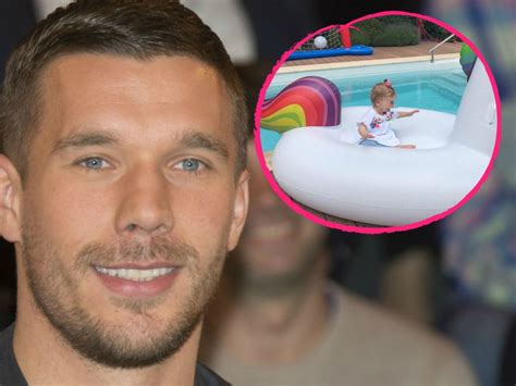 Lukas podolski is a german football player who started playing for the japanese club vissel kobe lukas podolski facts. So groß geworden! Lukas Podolskis Tochter schon 1 Jahr alt ...