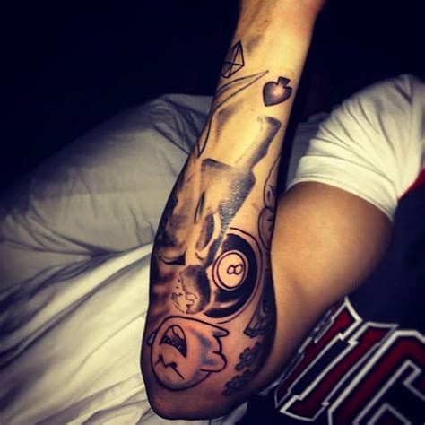 Selena gomez wouldn't be the first teen queen to get tattooed. Justin Bieber's right forearm tattoos: Spade, 8-Ball,