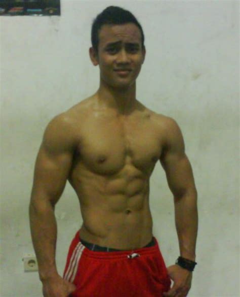 Saya kecewa sekali, tapi berhubung tanggung maka saya meneruskan masturbasi. Cowok GYM 2017 pria Sixpack