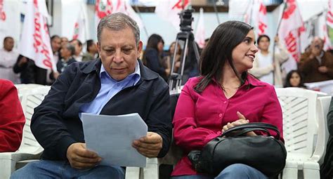 Graciela soto, del frente amplio formoseño, entregó las bolsitas con su nombre y foto, que contenían bombachas de encaje blanco. Frente Amplio | Elecciones 2021: Frente Amplio no llegaría ...