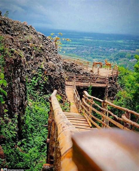 Objek pemandangan yang indah dapat meliputi pegunungan, sungai, danau, air terjun, taman bunga, pantai, laut dan berbagai objek menarik lainnya. 11+ Foto Pemandangan Yg Indah - Arti Gambar